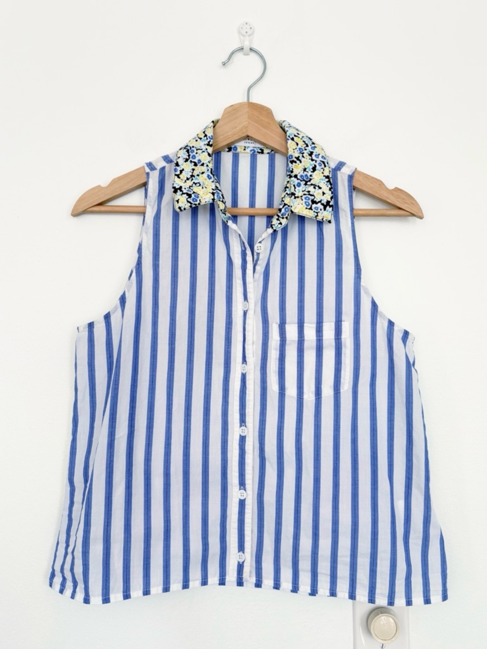Equipment||‎  Striped Sleeveless Button Down Top Floral Collar Blue White XS